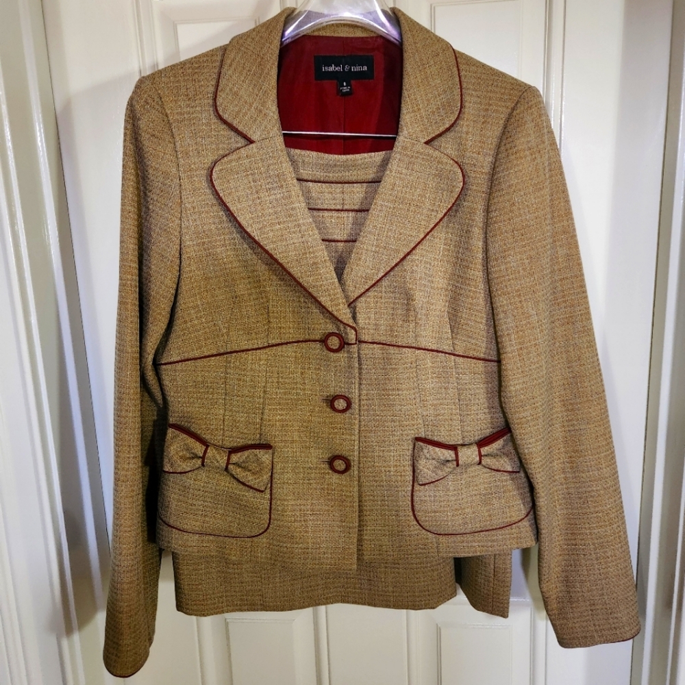Beautiful Isabel & Nina suit.  Excellent condition. Size 8.